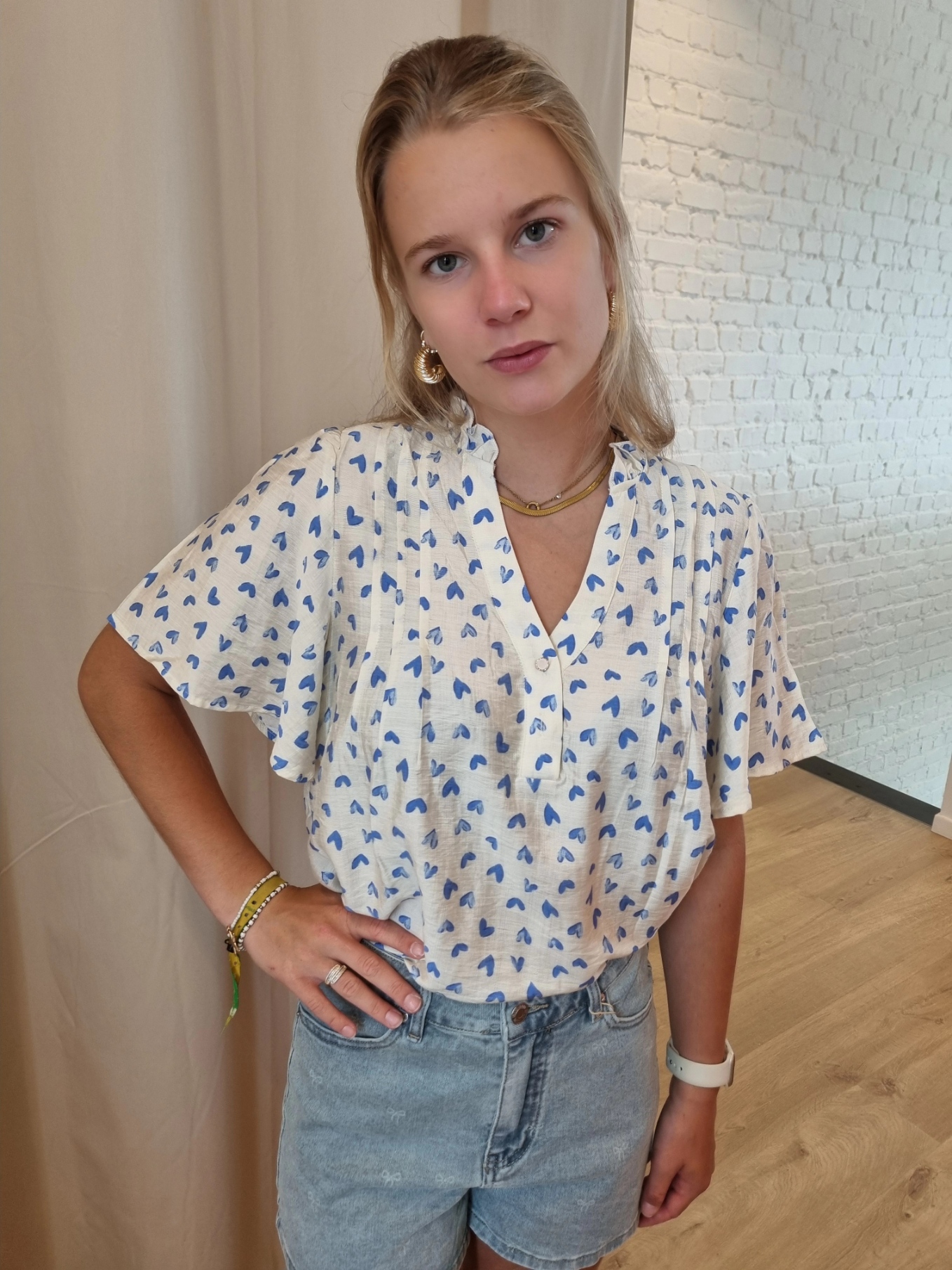 bloesje met wijdere mouwen en hartjesprint helblauw
