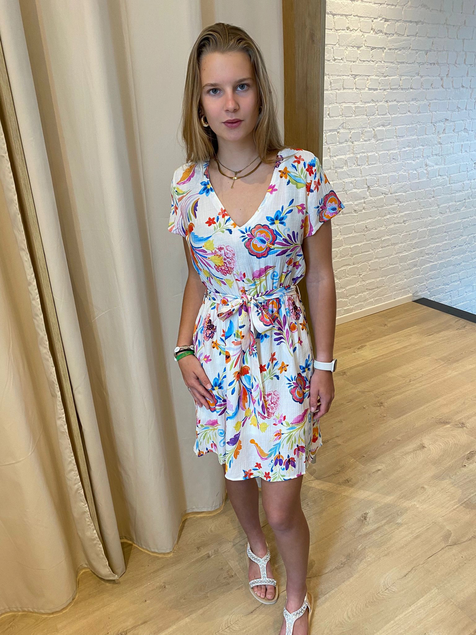 viscose jurk met V-hals en vrolijke print