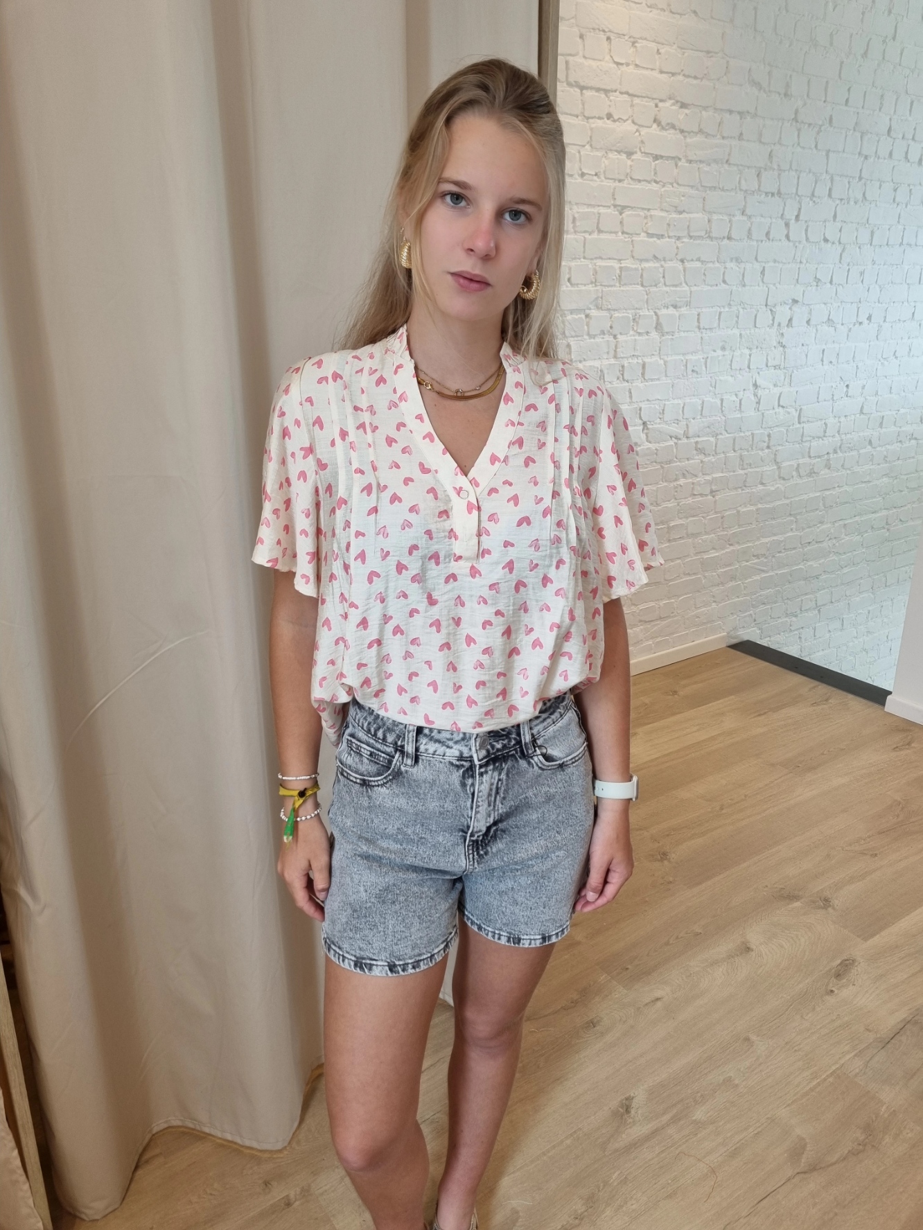 bloesje met wijdere mouwen en hartjesprint roze