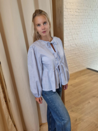 hemdje met fijne streep en strikjes blauw