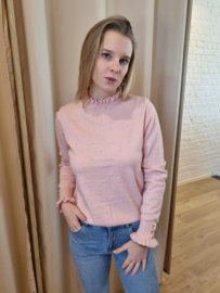 trui met klein frulletje aan de hals en gouden knoopjes oudroze