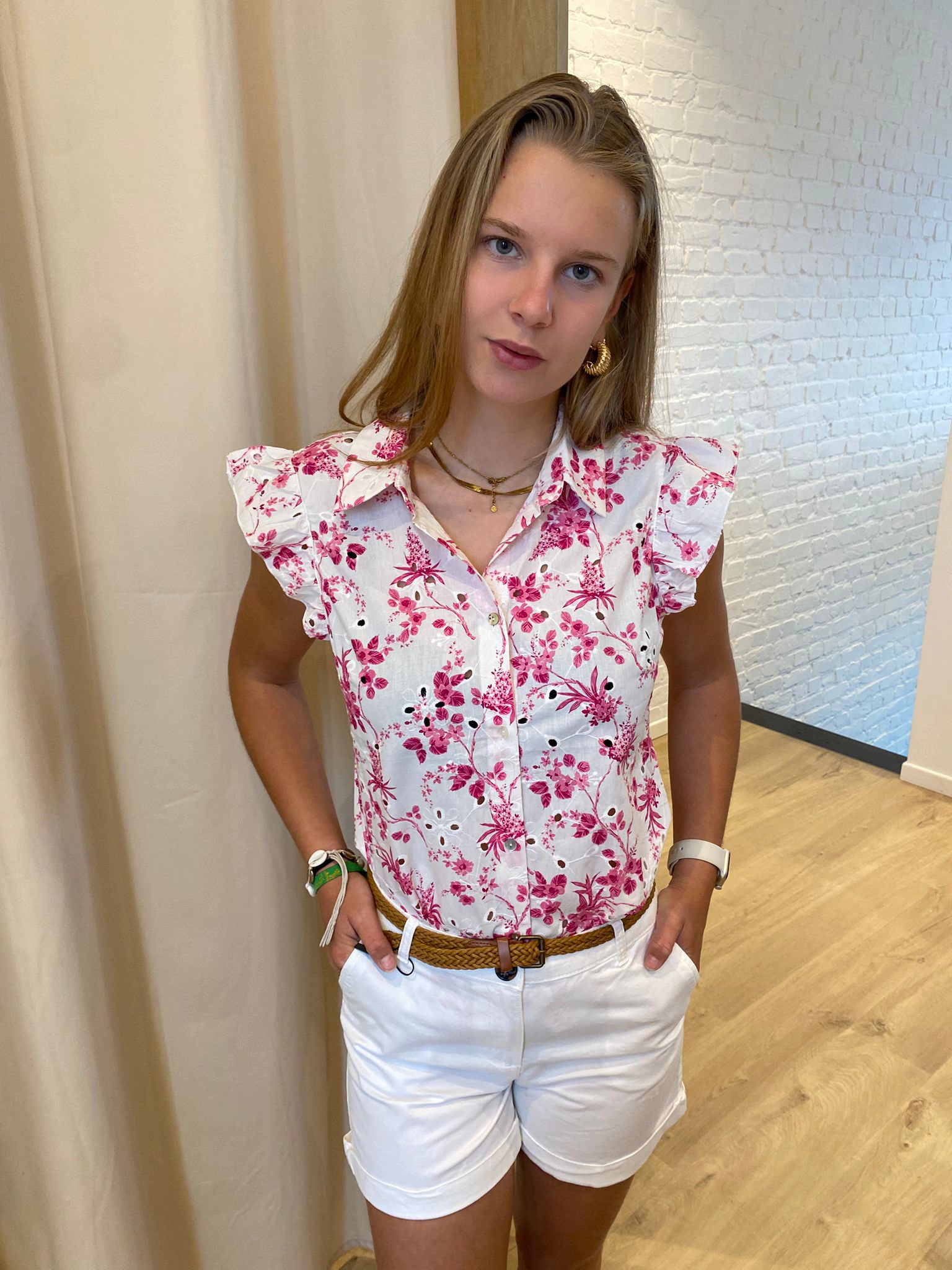 katoenen hemdje met frulletjes en roze print