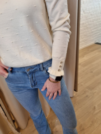 trui met klein frulletje aan de hals en gouden knoopjes ecru