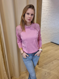 trui met gaatjesdetail bovenaan licht fuchsia