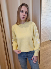 trui met geborduurd bloemenmotief op de armen geel