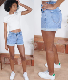 licht denim shortje met omslagboord 1J746-2