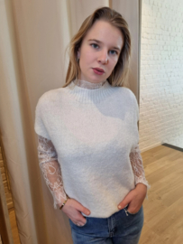 trui met kanten mouwen beige