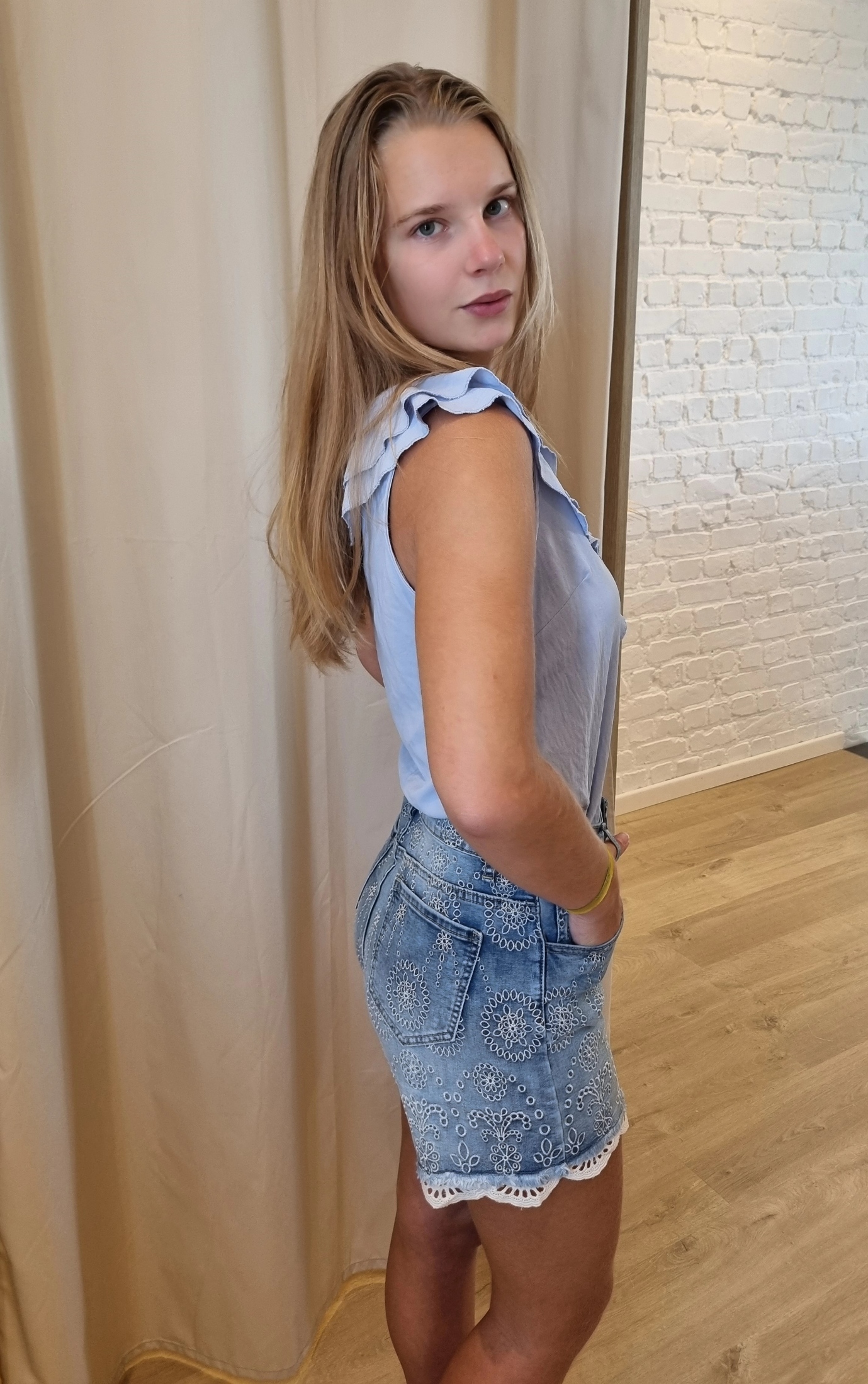 shortje met gehaakt detail en knoopjes