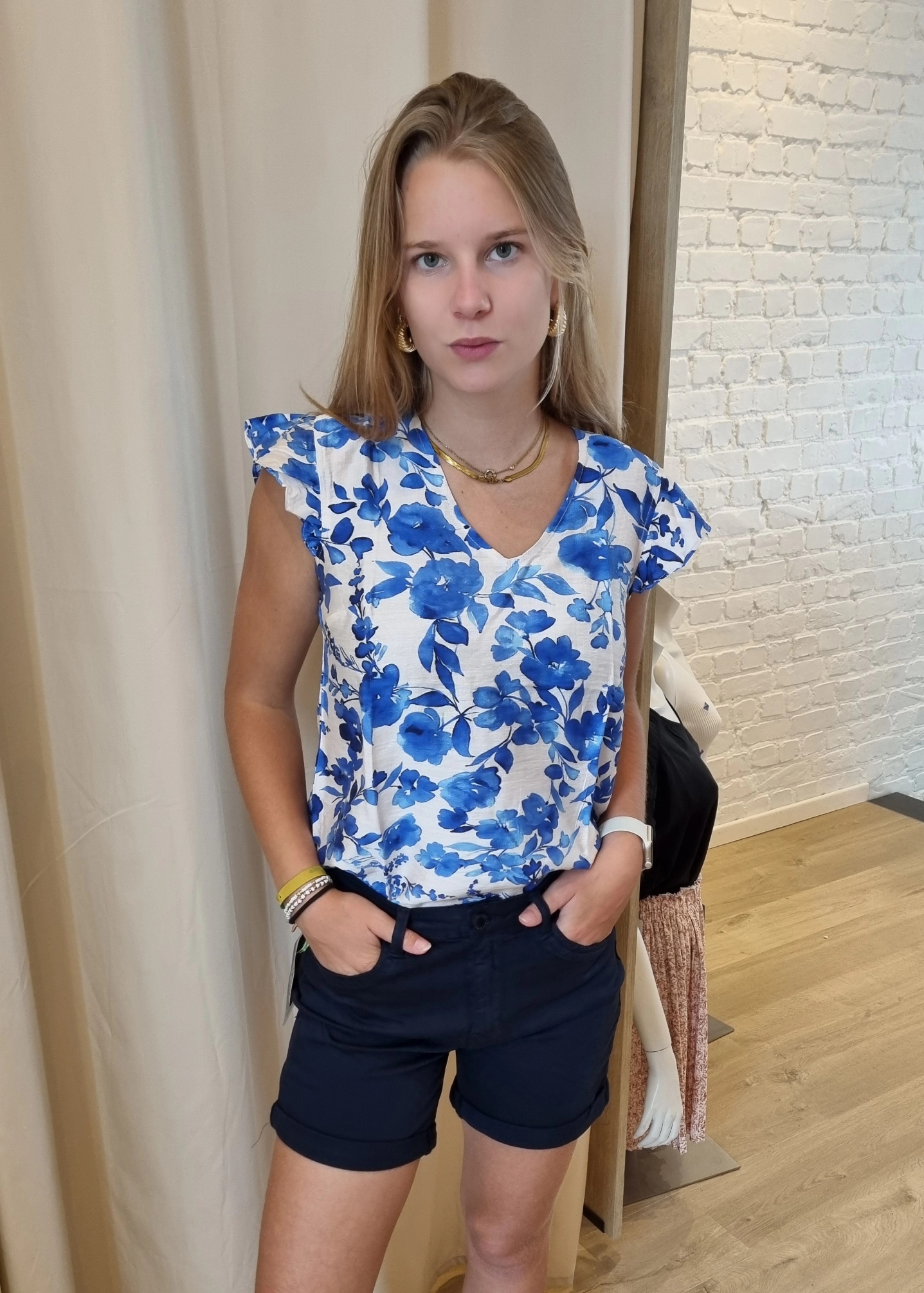bloesje met helderblauwe print