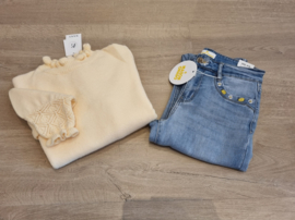 trui met frulletjes aan de pols en hals lichtgeel