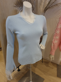 fijn truitje met kanten mouwen lichtblauw