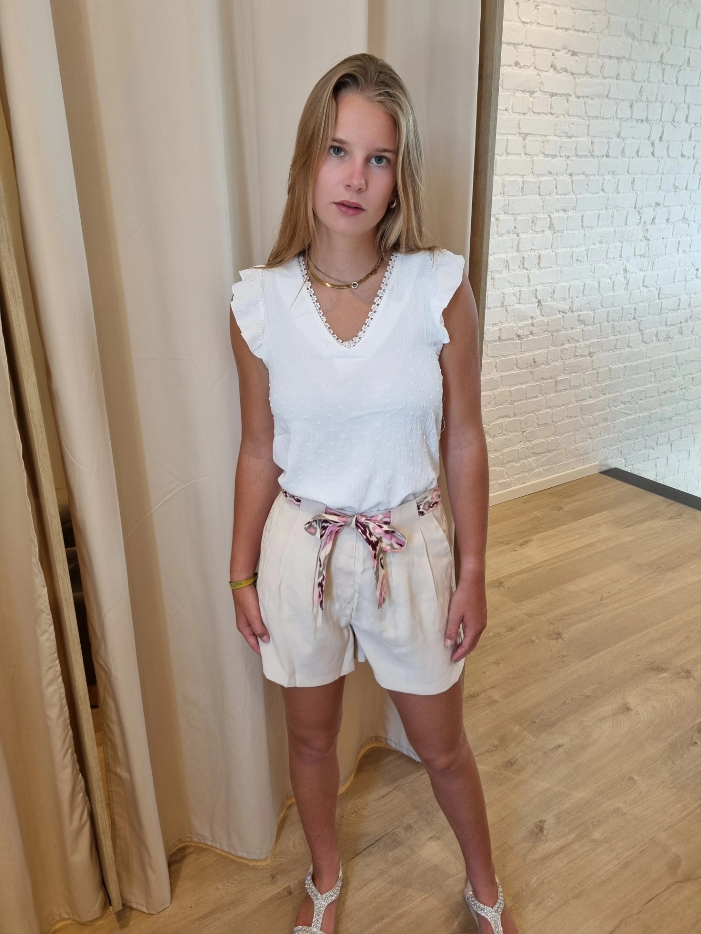 romantische witte katoenen top met klein perfo detail