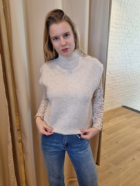truitje zonder mouwen met gouden knopen beige