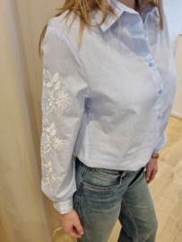 hemdje lichtblauw met broderie