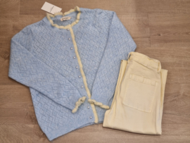 cardigan met geel sierboordje en frulletjes blauwl