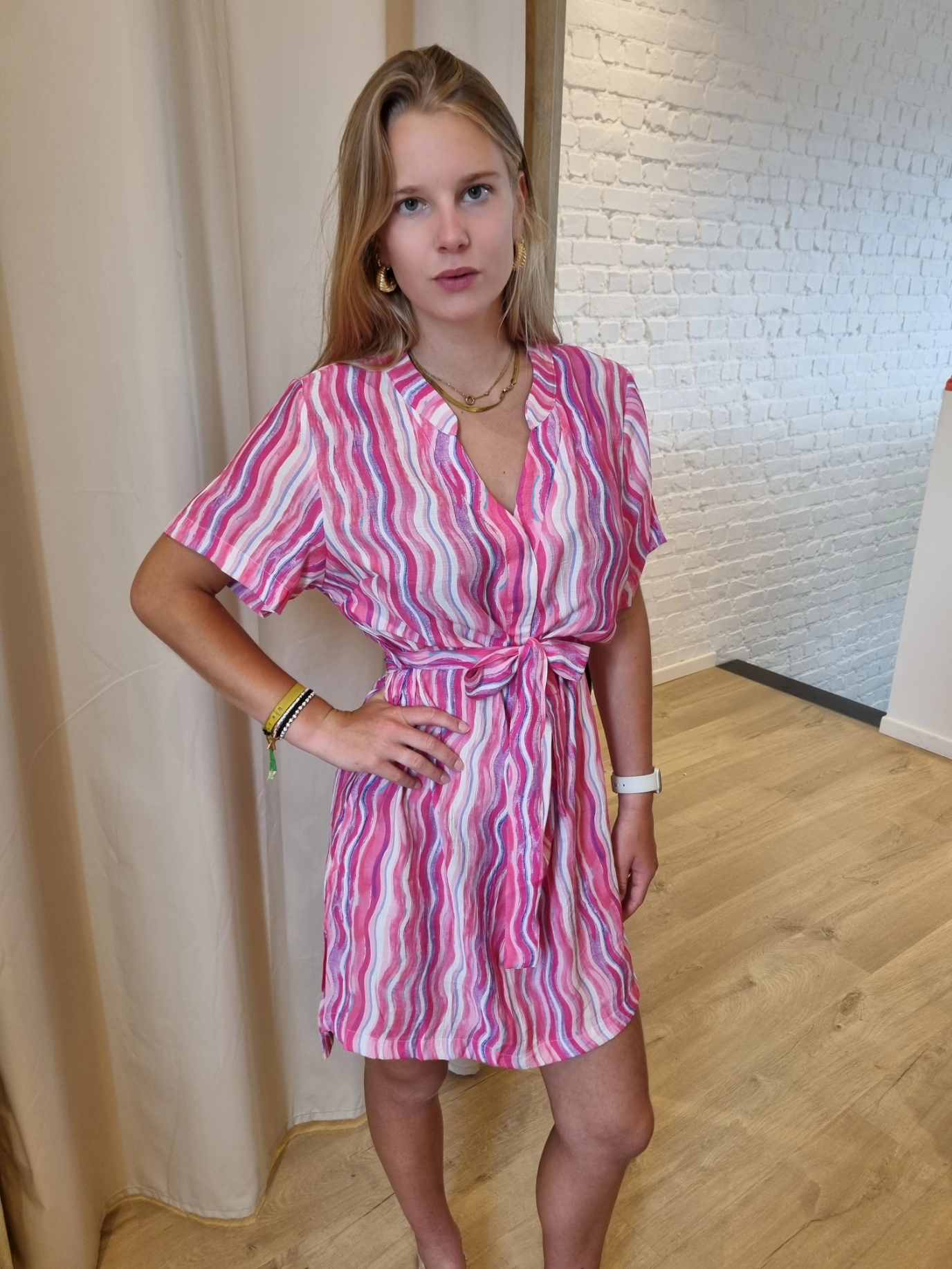 viscose jurk met fuchsia streepjes