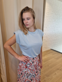 T-shirt padded shoulders lichtblauw