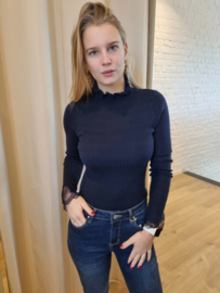 truitje met kanten stukje aan de mouwen marineblauw