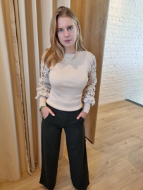 truitje met gehaakte mouwen beige