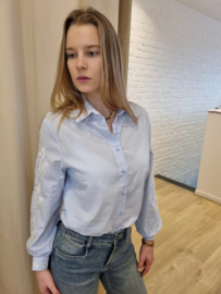 hemdje lichtblauw met broderie