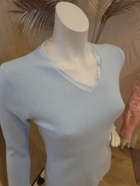 fijn truitje met kanten mouwen lichtblauw