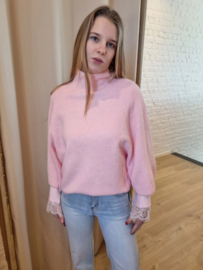 ruime trui met lossere mouwen in pastelroze