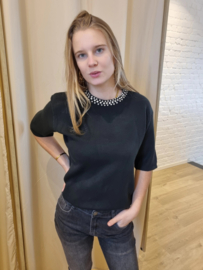 trui met strass aan de hals zwart