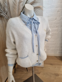 witte cardigan met blauw boordje en patch