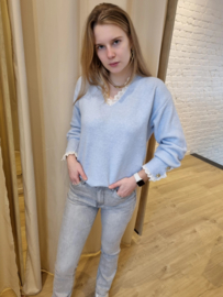trui frulletje en V-hals pastelblauw