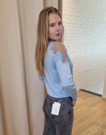 licht truitje met open motief aan de schouders lichtblauw