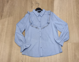 jeanshemdje in lichtblauwe kleur met frulletjes