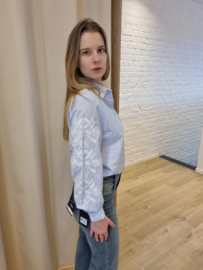 hemdje lichtblauw met broderie
