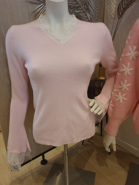 fijn truitje met kanten mouwen lichtroze