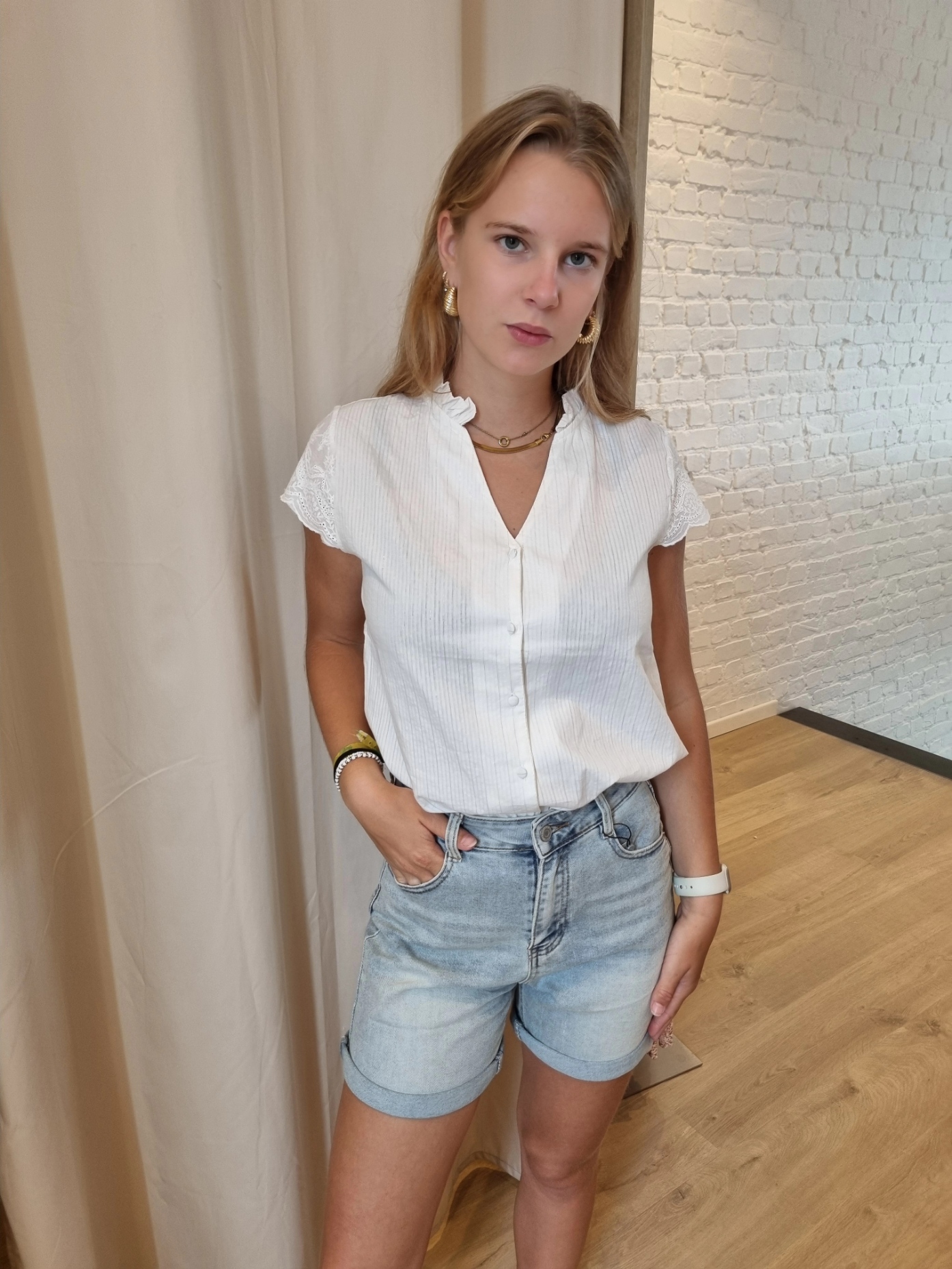 katoenen hemdje met lurex en kanten mouwtjes ecru