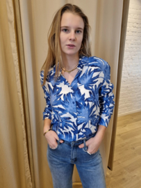 hemdje met felblauwe blaadjesprint