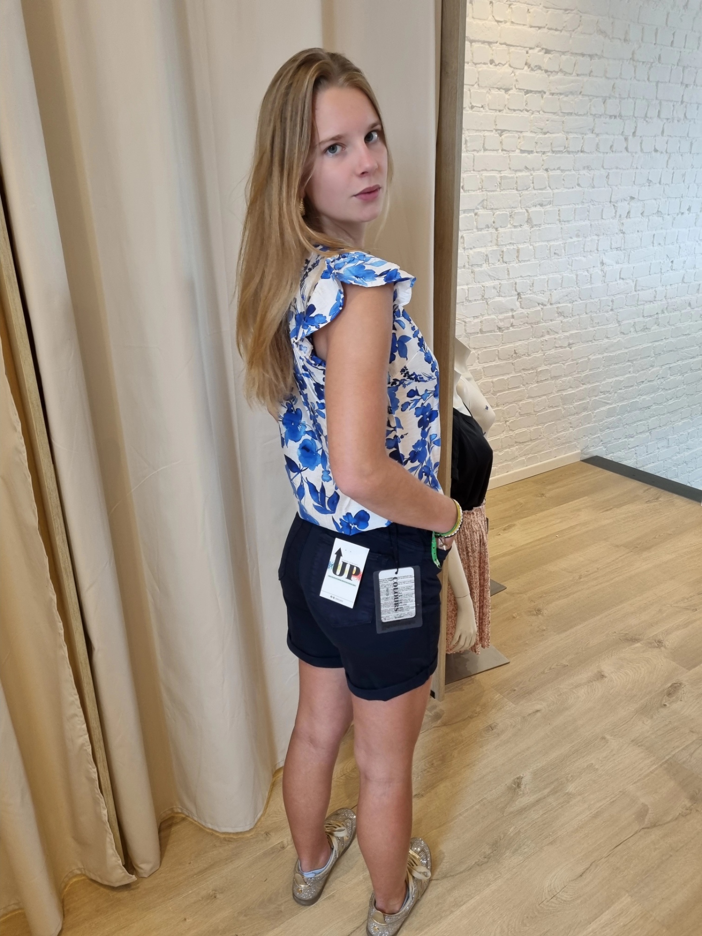 super stretch push up shortje met omslag boord marineblauw