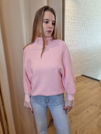 ruime trui met lossere mouwen in pastelroze