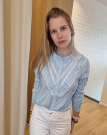 jeansblauw hemdje met kanten afwerking