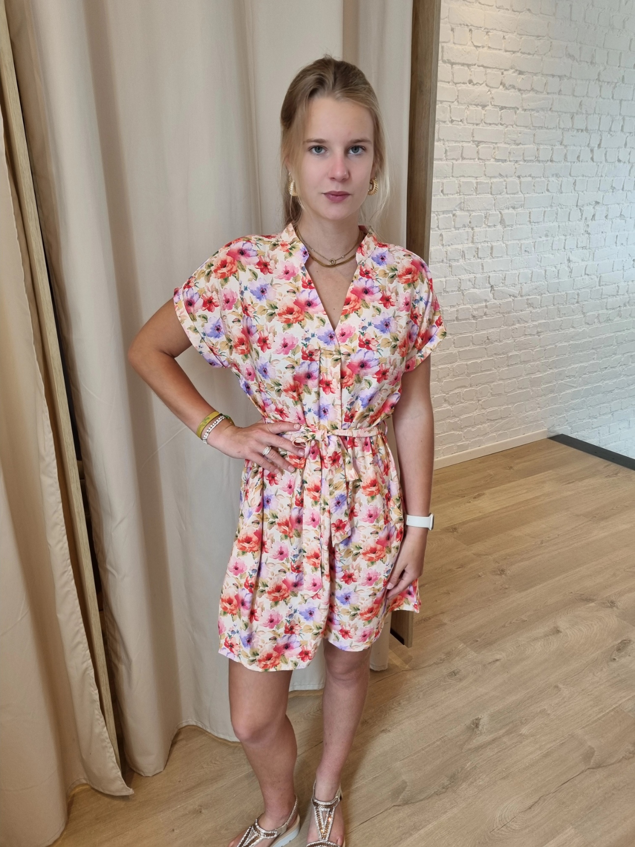jurk met bindlintje en bloemenmotief