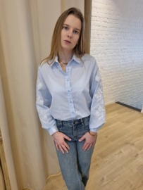 hemdje lichtblauw met broderie