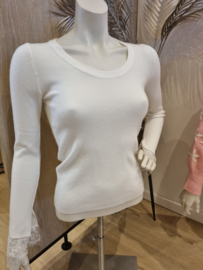 fijn truitje met kanten mouwen wit