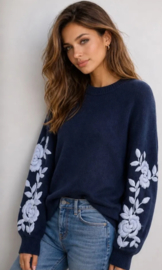 Zachte damestrui met broderie in marineblauw en lichtblauw – comfortabele najaarstrui met lange mouwen – JS Millenium