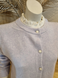 pastel trui met knopen en kanten afwerking lila