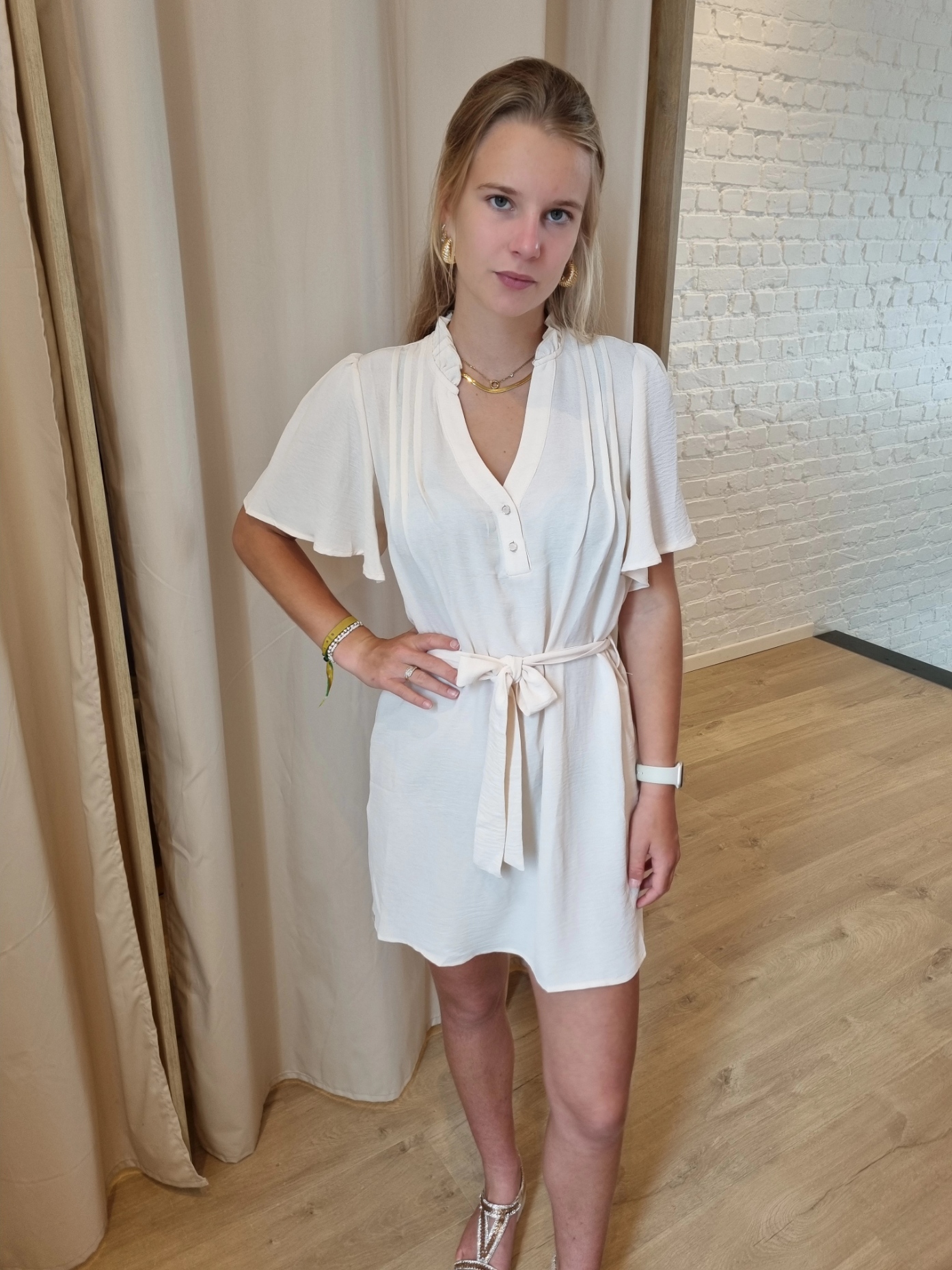 jurk met bindlintje en knoopjes beige