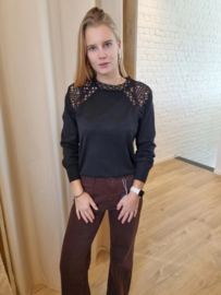 trui met gaatjesdetail bovenaan zwart