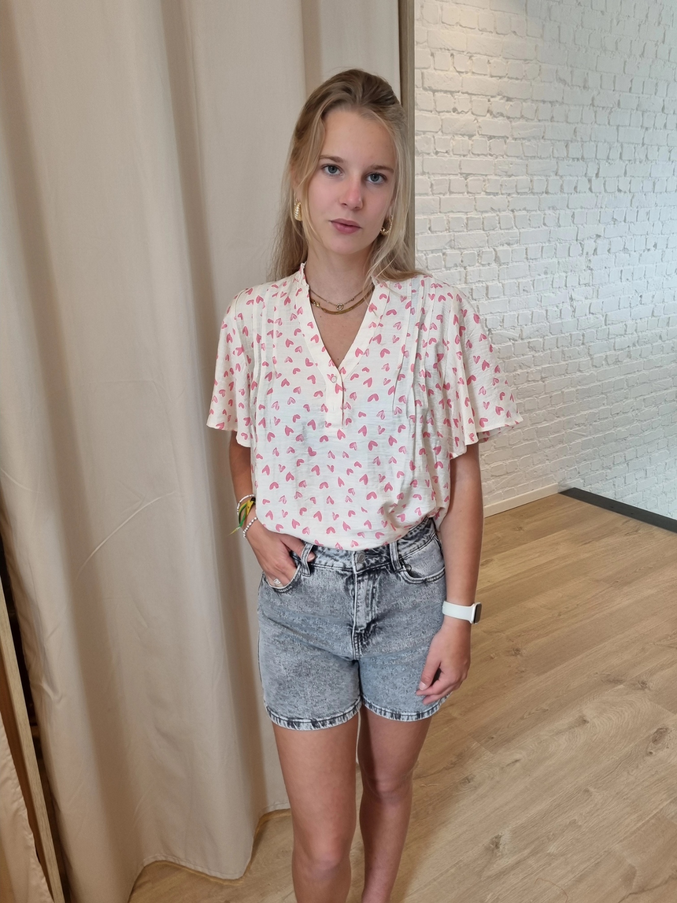bloesje met wijdere mouwen en hartjesprint roze