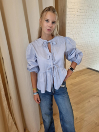hemdje met fijne streep en strikjes blauw