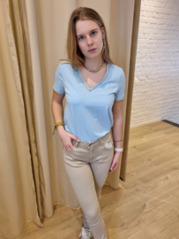 T-shirt met V-hals en zilveren boordje lichtblauw
