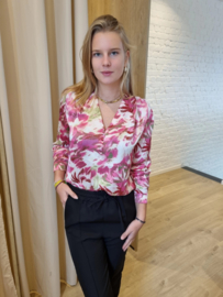 blouse met roze en groene print en knoopjes