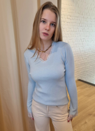 fijn truitje met kanten mouwen lichtblauw